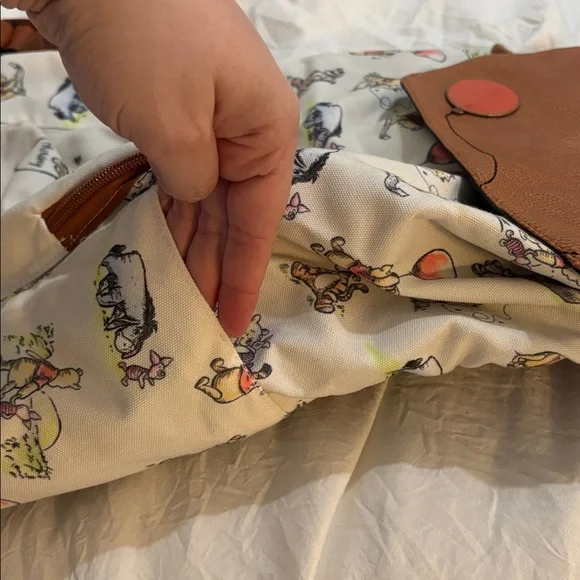 Disney Winnie The Pooh Balloon Slouch Backpack Hot Topic - Picture 8 of 8